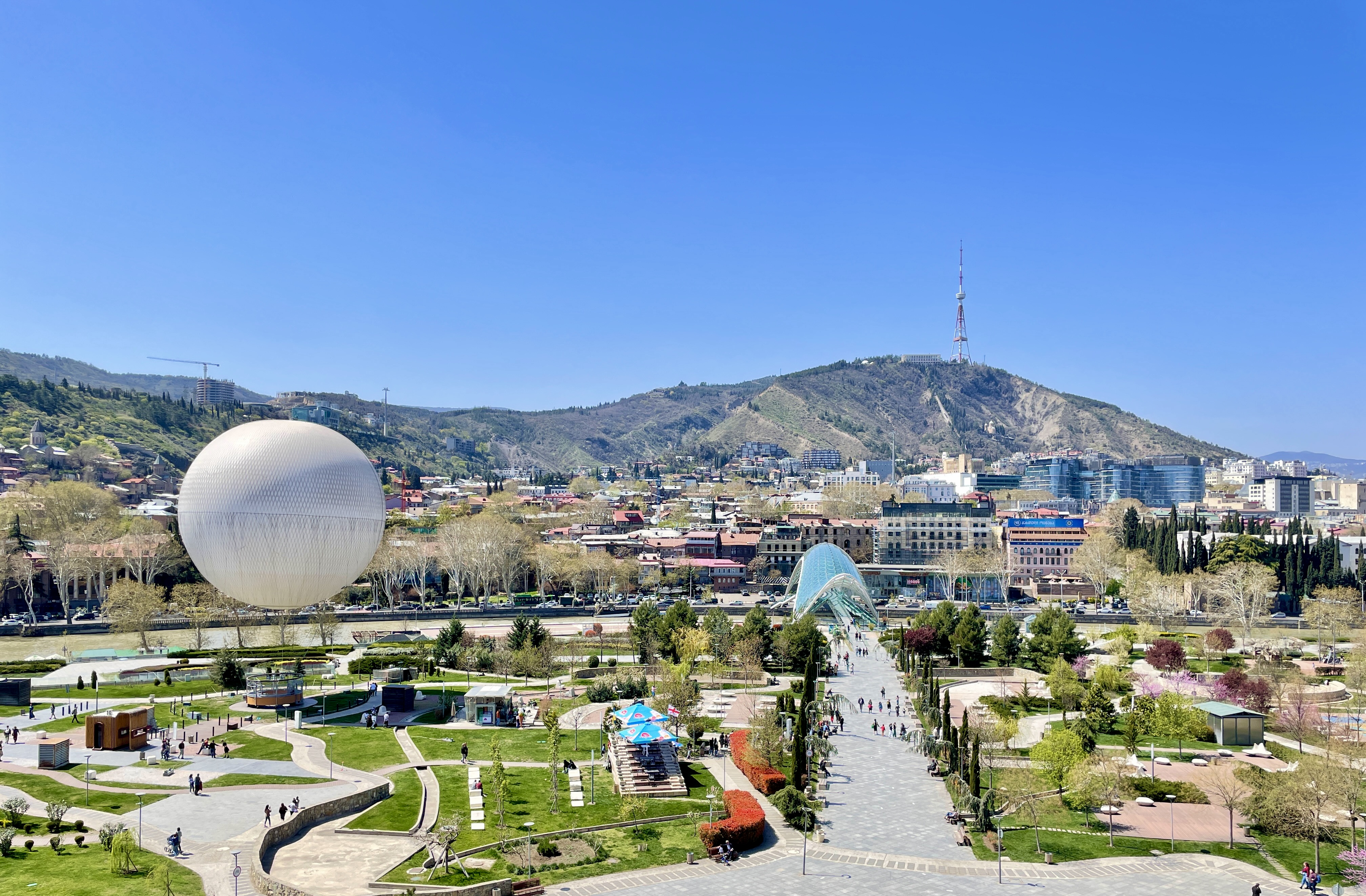 Мост Мира, подсвеченный ночью световым шоу LED